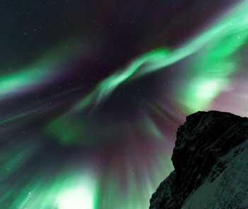 Solo nei mesi invernali può essere inoltre possibile l avvistamento dell aurora boreale, con il cielo che di notte si tinge di colori incredibili.