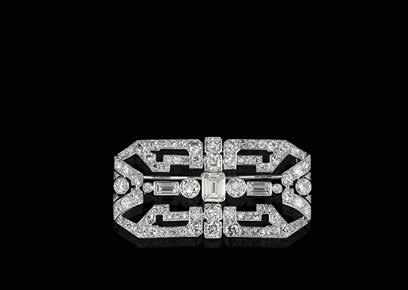 4.00 ct overall. Circa 1950. 2.500 273 BRACCIALE IN DIAMANTI in platino formato da tre maglie geometriche articolate impreziosite da tre castoni in diamanti taglio Vecchia Europa di ct 2,00 ca.