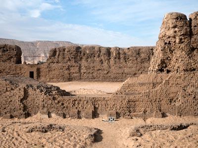 Verso la fine della seconda dinastia, la struttura delle tombe cambiò in un lungo corridoio, contornato da camere su entrambi i lati, con il sepolcro reale al centro.