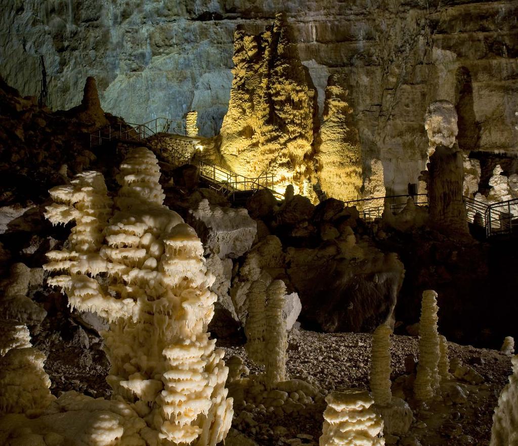 Il complesso delle Grotte di Frasassi, all interno dell Appennino marchigiano, è uno dei percorsi sotterranei più grandiosi e affascinanti del mondo.