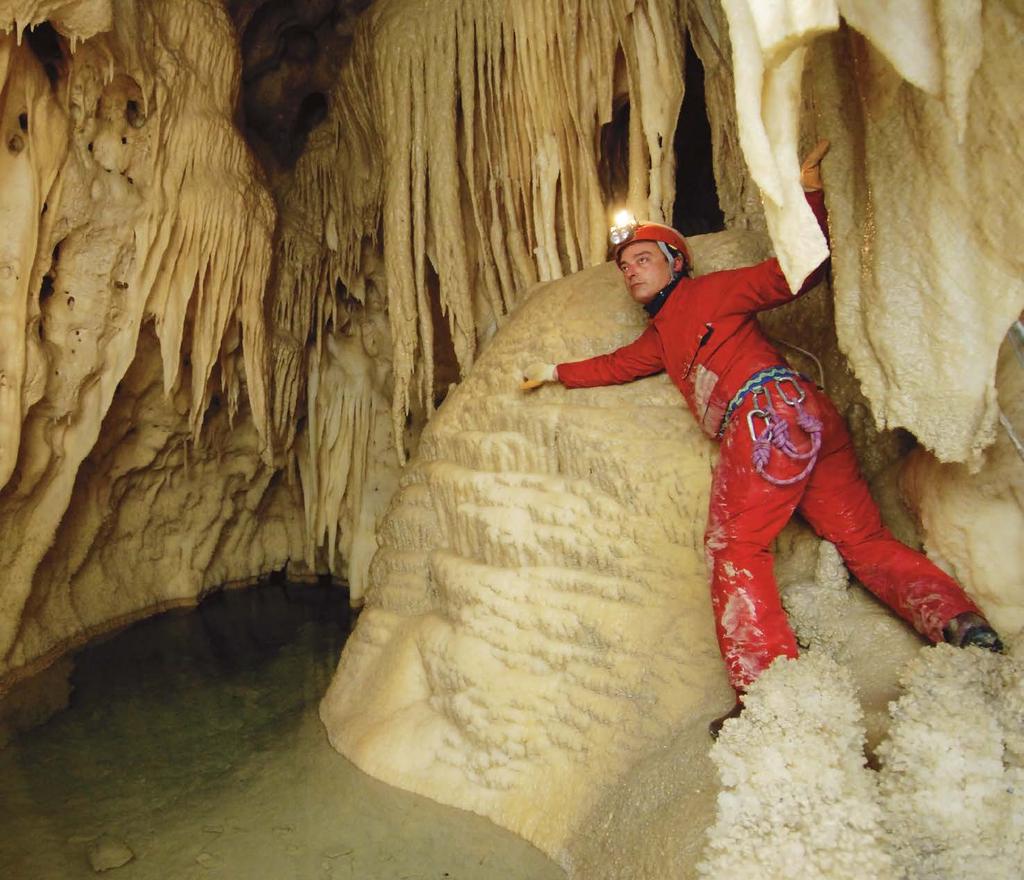 Percorsi Speleo-avventura 30 km di gallerie sotterranee Per i più appassionati o anche per chi vuole semplicemente provare un esperienza diversa, sono disponibili due percorsi speleo-avventura di