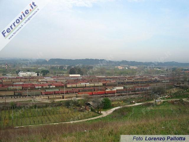 Roma Smistamento dall'alto da Approfondimenti del 21 marzo 2004 di Mario Pizziconi Secondo impianto romano per importanza e protagonista ogni giorno di numerose manovre, il Deposito Locomotive di