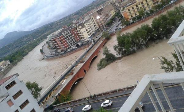 2 Alcune considerazioni iniziali 7 milioni di cittadini italiani si trovano in zone esposte al pericolo di frane o alluvioni.