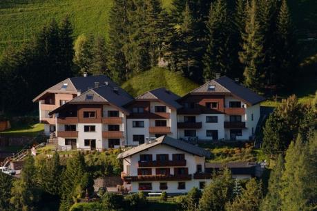 RESIDENCE BOE' 39047 Santa Cristina Val Gardena (BZ) m. 1.446 Strada Paul, 40 Call Booking Center Residencehotels Dolomiti Tel. 0461 / 93 34 00 - Fax 0461 / 93 32 41 boe@residencehotel.it www.