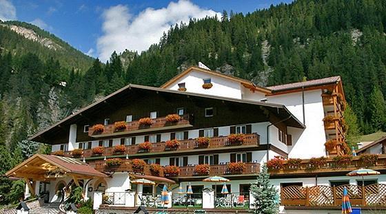 HOTEL CÉSA TYROL ***S 38032 Val di Fassa - Canazei (TN) m. 1.450 Stréda de la Cascata, 2 Tel. 0462/601156 - Fax 0462/602354 info@hotelcesatyrol.