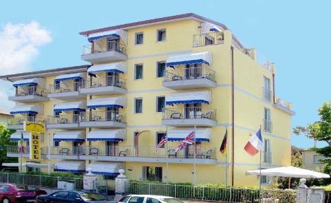 TIRRENO HOTEL FORTUNELLA *** 55043 LIDO DI CAMAIORE (LU) Via Italica 37 Tel./Fax 0584617605 - Abit. 0584391460 info@hotelfortunella.