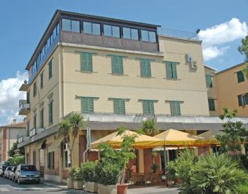 HOTEL GIARDINO*** 58022 FOLLONICA (GR) Piazza Vittorio Veneto, 10 Tel. 0566/41546 (3 l.u.) Fax 0566/44457 info@hotelgiardino.