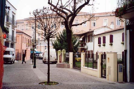 Sauro = 600 Larghezza media: Via Manin m 10, con traffico a senso unico e sosta, Centro Candiani, Via Antonio da Mestre, via Ospedale strada pedonali ampie, Via N.