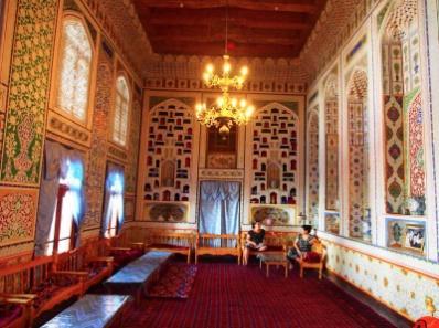 Khodjaev si distingue per il fatto che la decorazione degli interni delle camere impressiona con il suo lusso e raffinatezza.