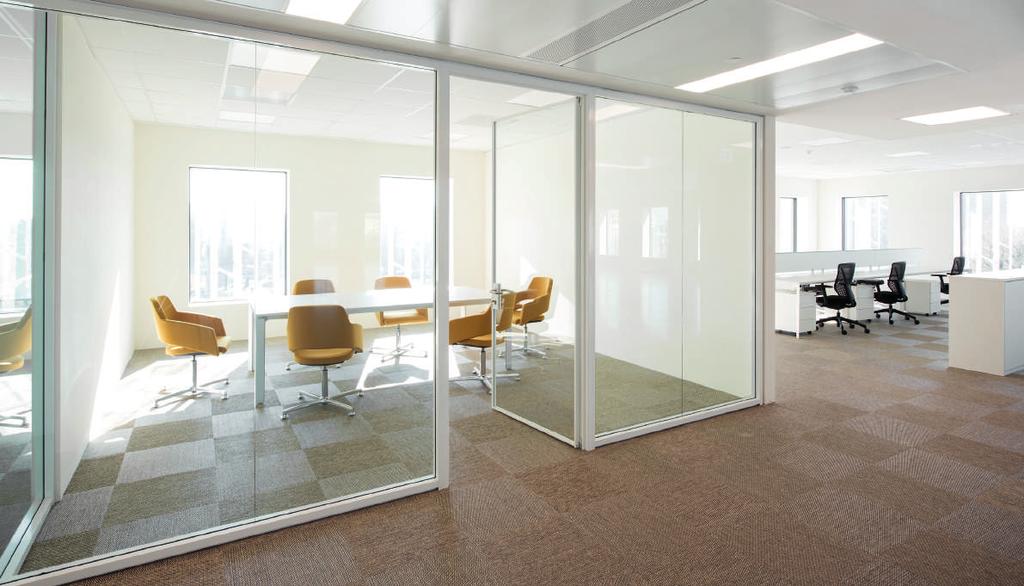 Gli uffici, a pianta regolare quadrata, sono in open-space e dotati di pavimenti galleggianti, soffitti con quadrotte fonoassorbenti per un ottimale