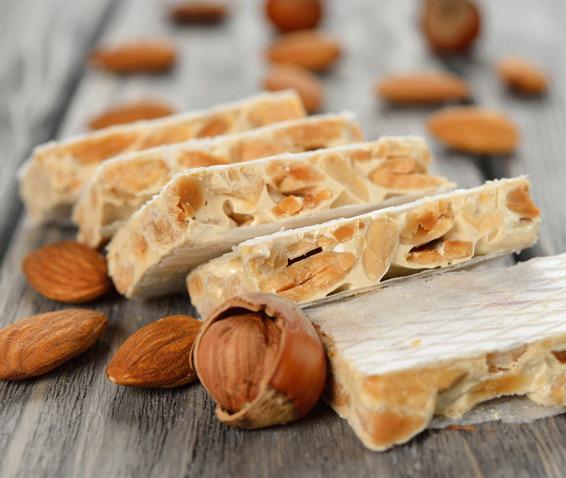 DA 250 GR) Piccoli frammenti di torrone classico con le migliori nocciole tostate per un