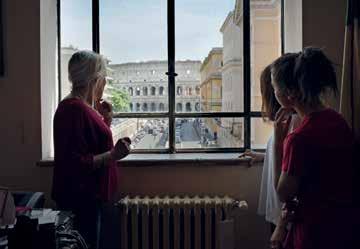 E ora la vostra missione: lì fuori, in Piazza Vittorio, avete