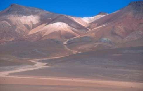 Partenza in direzione sud per inoltrarci nel cuore dell altopiano andino attraversando paesaggi che tolgono il