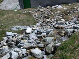 Nato fra Monastero e Bistagno, presso Acqui, dalla fusione di due corsi d'acqua provenienti dall'appennino Ligure,