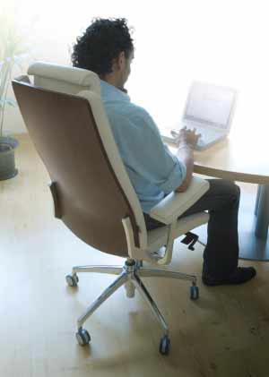 braccia parallele alla colonna vertebrale. Posate le mani sulla superficie di lavoro e regolate la seduta fino a formare un angolo di 90 gradi con gli avambracci.
