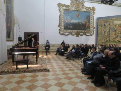 La serata si è conclusa presso la Sala degli Svizzeri del Museo Pontificio della Santa Casa, dove don Carlo Seno e don Paolo Zago hanno offerto alla città un concertotestimonianza dal titolo Come un