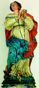 L anonimo scu1tore in quest opera s esprime con personali sommarie emozioni: la figura della Madonna sembra vivente, in movimento, sospesa nell aria; il tracciato che costruisce gli assi del corpo in