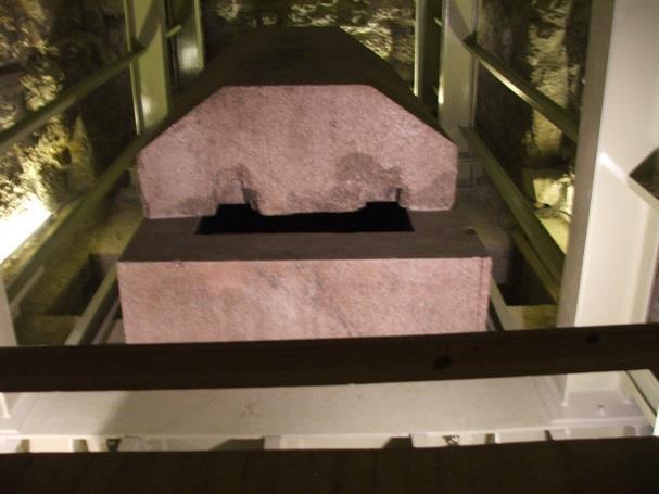 Mariette riuscì così a entrare nelle lunghe gallerie dell ipogeo trovando 24 sarcofagi, dei quali quello del 14 toro era ancora intatto e presentava la data del 44 anno di regno di Ramesse II.