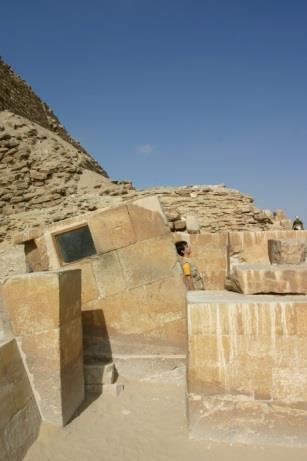 lato nord della piramide, Serdab (a fianco dell ingresso), dove sarebbe stata posta