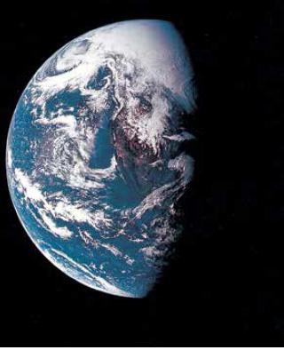 1. Il moto di rotazione della Terra /2 In ogni punto della superficie terrestre si alternano notte e dì, che hanno durata uguale per tutto l anno solo all
