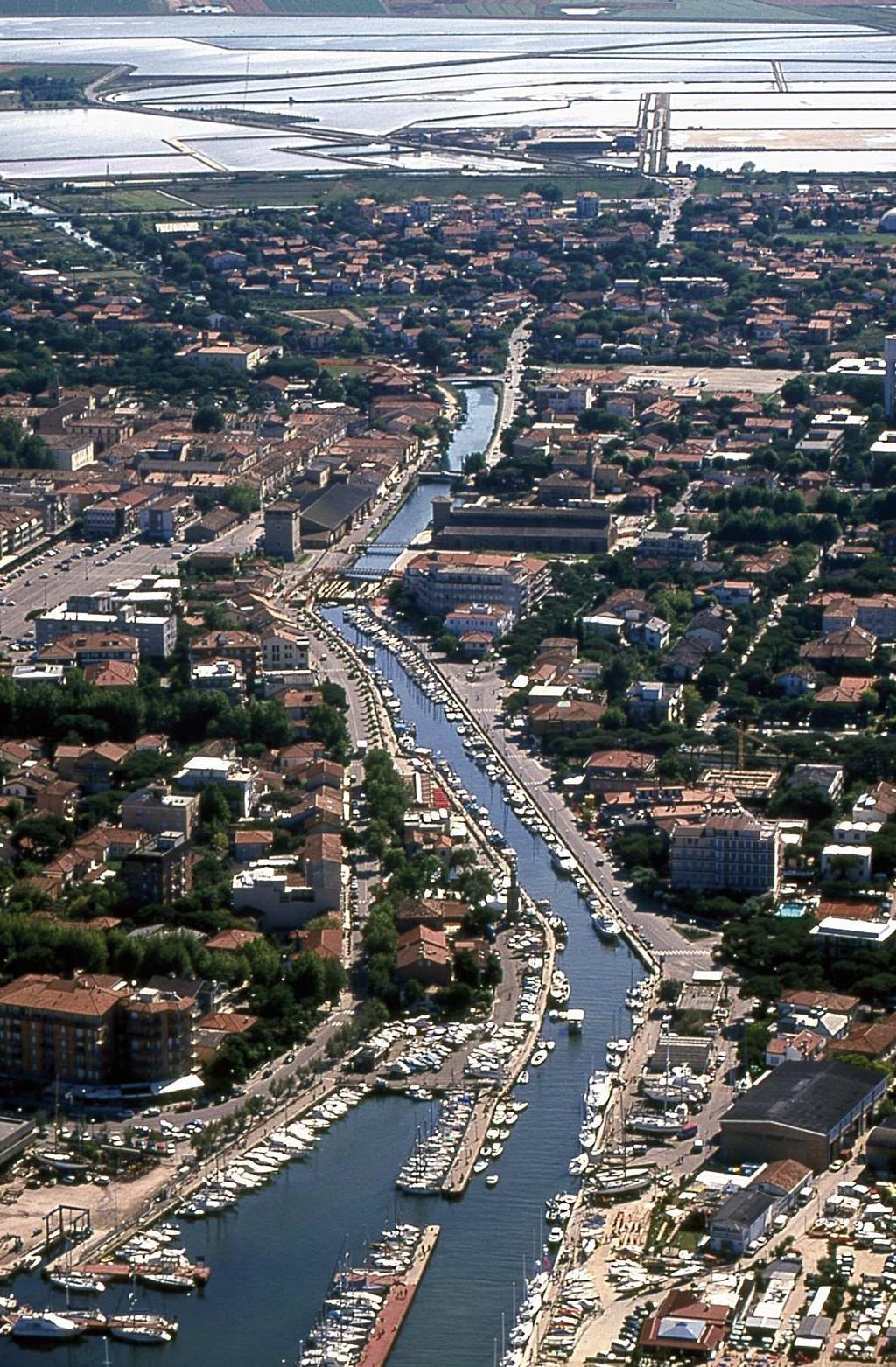 Collegamento fra mare e entroterra Il canale del porto, via di collegamento fra la salina ed il mare.