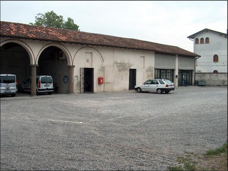 Schede SI (05) Proprietà: privata pubblica X SP1 Ic La parte rustica del Castello Martinengo acquistata nel 1990 dal Comune di Villachiara e sistemata per ufficio postale