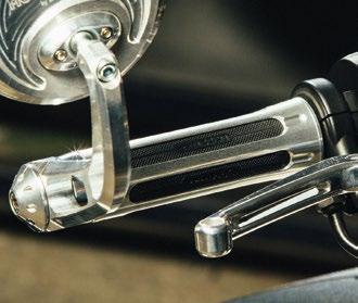 These billet aluminum adjustable bar end mirrors dress up the V9 handlebars thanks to an elegant shape and offer a wide possibility of adjustments.