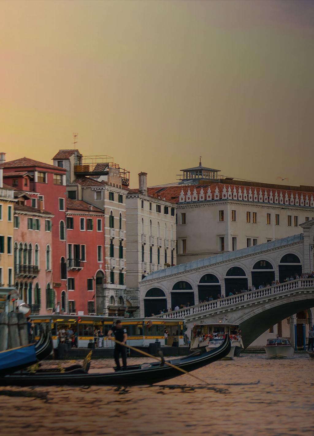 Vetri creati con la tecnica del soffio a bocca, realizzati fondendo tra di loro colori trasparenti a canna ed arricchiti con polveri