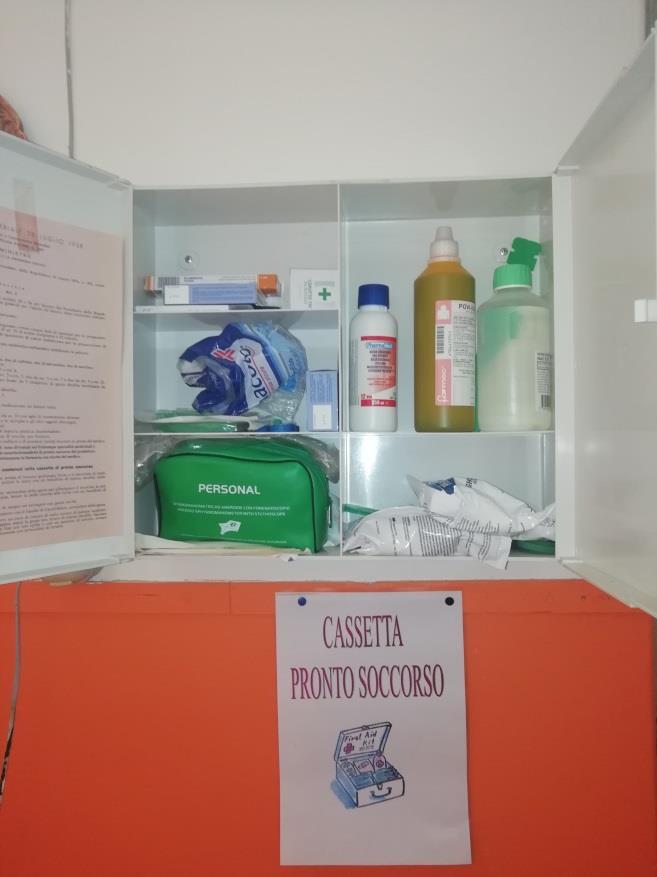 Presidio di primo soccorso CRITICITÀ RISCONTRATA IN FASE DI SOPRALLUOGO ALLEGATO FOTOGRAFICO ANALISI E VALUTAZIONE DEL RISCHIO Nel plesso la cassetta di primo soccorso non risulta essere