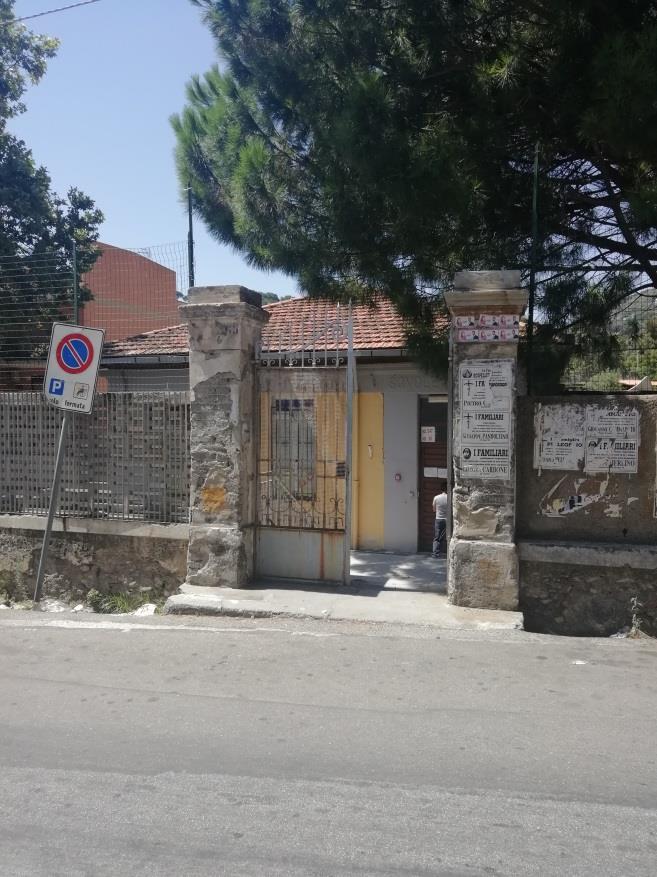 Ingresso del Plesso CRITICITÀ RISCONTRATA IN FASE DI SOPRALLUOGO ALLEGATO FOTOGRAFICO ANALISI E VALUTAZIONE DEL RISCHIO Si evidenzia che l uscita di plesso converge su una strada trafficata da