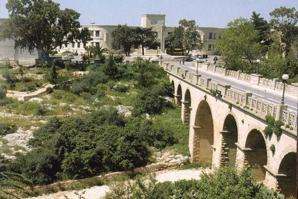 PONTE SULLA GRAVINA A VILLA CASTELLI (BR) UBICAZIONE E CARATTERISTICHE GEOMETRICHE Il ponte si erge sulla gravina nel centro di Villa Castelli (BR).