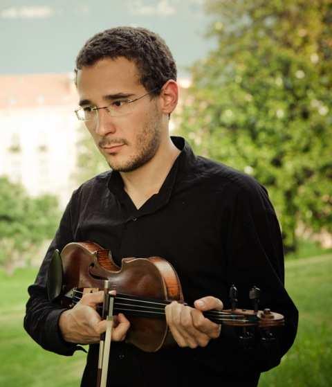 Tiziano Baviera Nato nel 1988 a Bologna, inizia a quattro anni lo studio del violino con la maestra Suzuki Fiorenza Rosi. Si diploma al Conservatorio G.B. Martini della sua città con il massimo dei voti.
