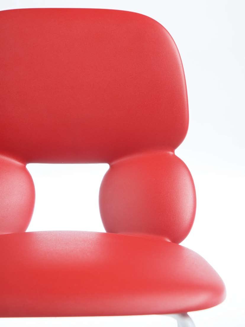 Uno spirito informale, estroso, quasi ironico è quello che ispira la collezione Nube: un programma articolato di sedute e sgabelli disegnati da Roberto Paoli per Chairs&More e realizzati con un