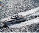 4 CUSTOM LINE 108 Il maxi yacht planante raggiunge i vertici dell eccellenza nautica grazie a una combinazione di spirito sportivo, design elegante, grandi volumi, allestimenti tecnologici all