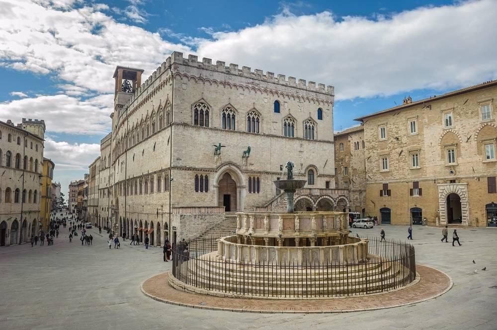 Un assaggio di Umbria Lago Trasimeno Perugia Gubbio Assisi (2 giorni e 1 notte) 1 giorno Lago Trasimeno Perugia : Arrivo in Umbria sul Lago Trasimeno in mattinata (ore 10.00) ed incontro con la guida.