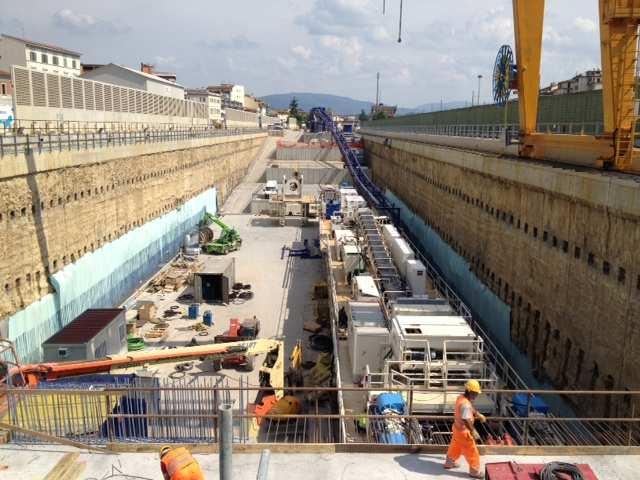 PASSANTE AV Cantiere Operativo Campo di Marte e Terminal Bricchette Opere in corso di realizzazione - Continuano le attività legate all assemblaggio dei componenti della TBM (foto 1); - È in corso la