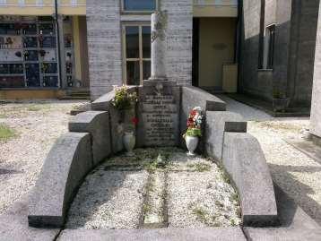 In Memoria di Torelli Paride, Smith e Scaravelli Getulio Situato in un emiciclo di cemento declinante, il monumento presenta alla sommità una colonna spezzata avvinta dall'edera.