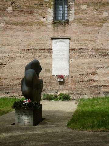 In Memoria di Dante Freddi L'opera di Emile Gilioli è denominata "L'angelo guerriero".