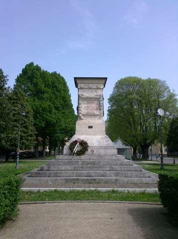 Ai Caduti per la Patria Piazza Martiri, nei giardini : composizione monumentale Descrizione: l'alzata di alcuni gradini eleva il monumento rispetto alla vegetazione circostante, proponendo la