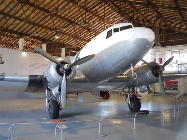 Aereo bimotore da trasporto Douglas Aircraft Company Link risorsa: http://www.lombardiabeniculturali.