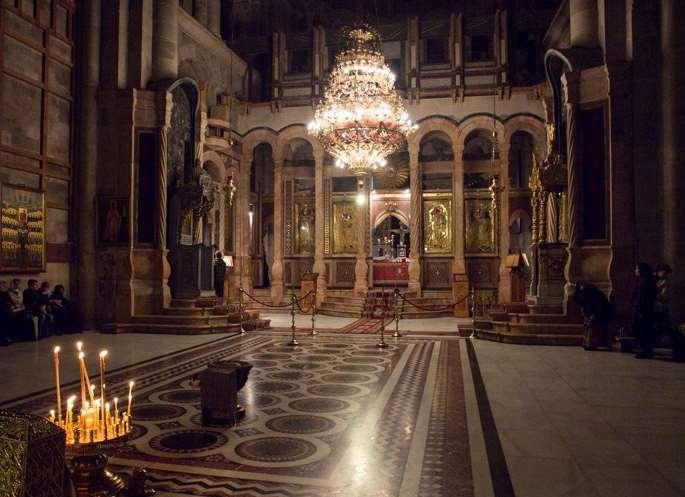 Basilica del Santo Sepolcro a Gerusalemme: frontalmente all Edicola si apre lo spazio riservato ai Greci