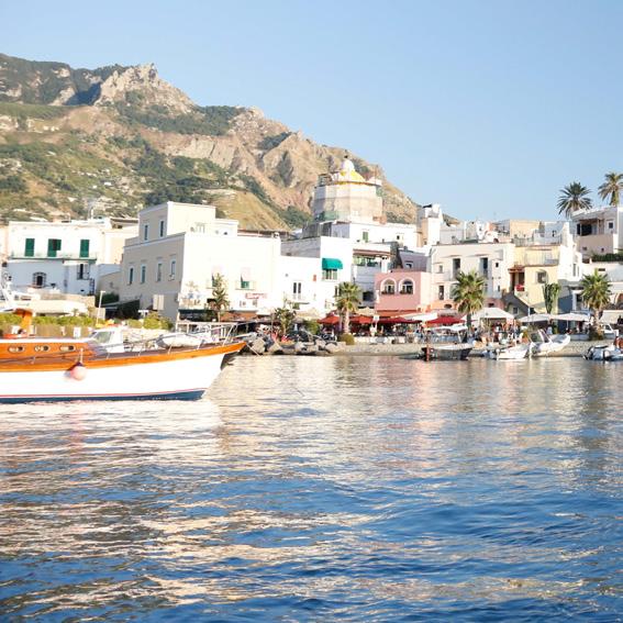 FORIO D ISCHIA Forio è il secondo comune, per popolazione e importanza e si distende al centro di due promontori, Punta Caruso e PUNTA IMPERATORE, fra spiagge ritenute tra le più belle dell' isola ed