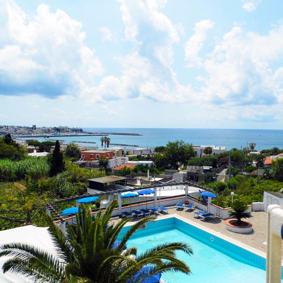 OSPITALITÀ AL HOTEL SAN VITO L Hotel San Vito è situato nel comune di Forio, lato occidentale dell isola d