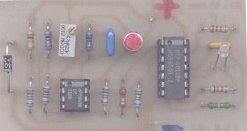 PUNTO TRE Osservando la configurazione delle porte NAND 2C, 2D, 2B posso affermare che si tratta di un oscillatore ad onda quadra.