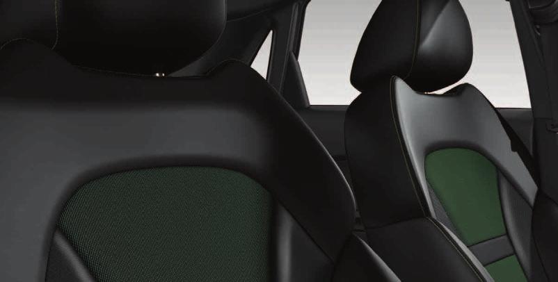 appoggiatesta in pelle nera con cuciture in contrasto verde canneto Elementi di design sul sedile in tessuto in tinta unita antracite Inserti alle portiere e ai rivestimenti laterali