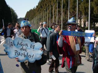 + ACQUA ACCESSO = TENSIONI SOCIALI Un episodio noto che testimonia le tensioni sociali legate alla gestione e all accesso all acqua è avvenuto a Cochabamba (Bolivia).