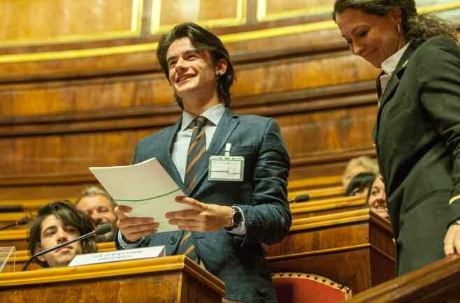 attività del Senato 19 Centro di In-Form@zione e libreria multimediale presso il Centro si svolge l attività di accoglienza e formazione in particolare per i giovani.