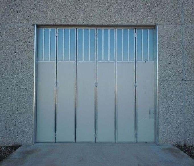 Oltre all inserimento di finestrature, è possibile inserire anche porte pedonali, in modo da