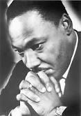 Teso fino al limite delle sue risorse fisiche e morali per tutti gl'impegni che deve assolvere, una sera del gennaio 1956 Martin Luther King è sul punto di crollare.