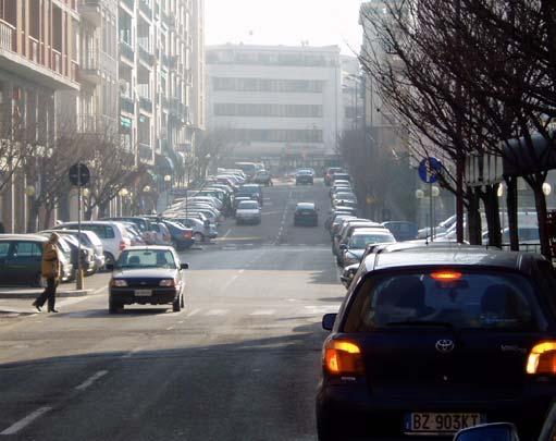 4. LE ZONE SUBCENTRALI L obiettivo per le zone sub-centrali è di rendere più compatibile la coesistenza tra i diversi utenti (pedoni, auto e due ruote), moderando il traffico mediante una